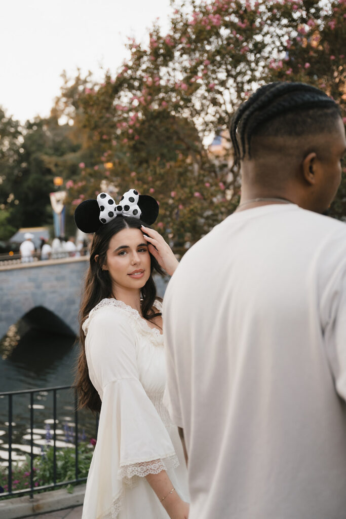 couple walking around disneyland during their photoshoot