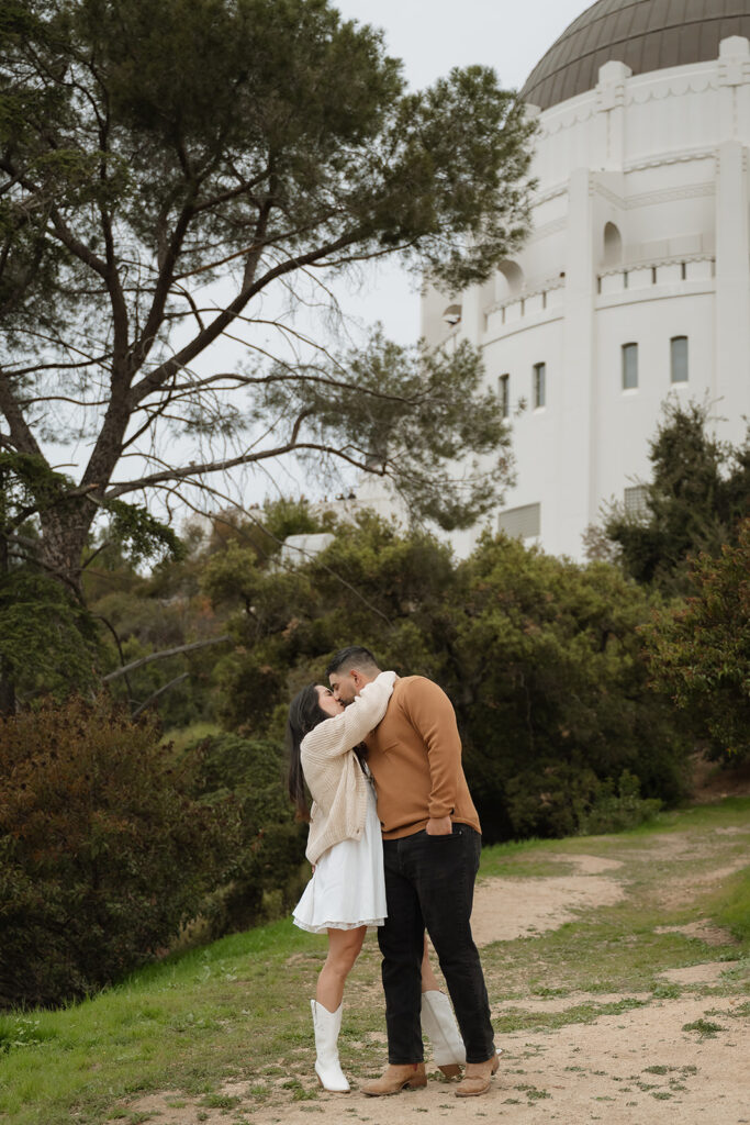 couple kissing during their LA photoshoot
